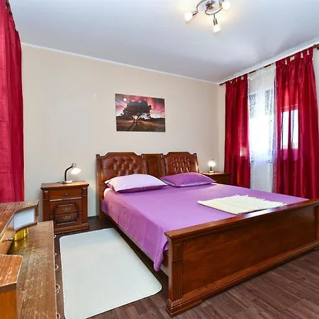 House Veli Vrh 2322 بيت للعطل بولا